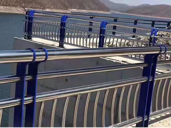 沧州　　不锈钢碳素复合管护栏由不锈钢和碳素结构钢两种金属材料